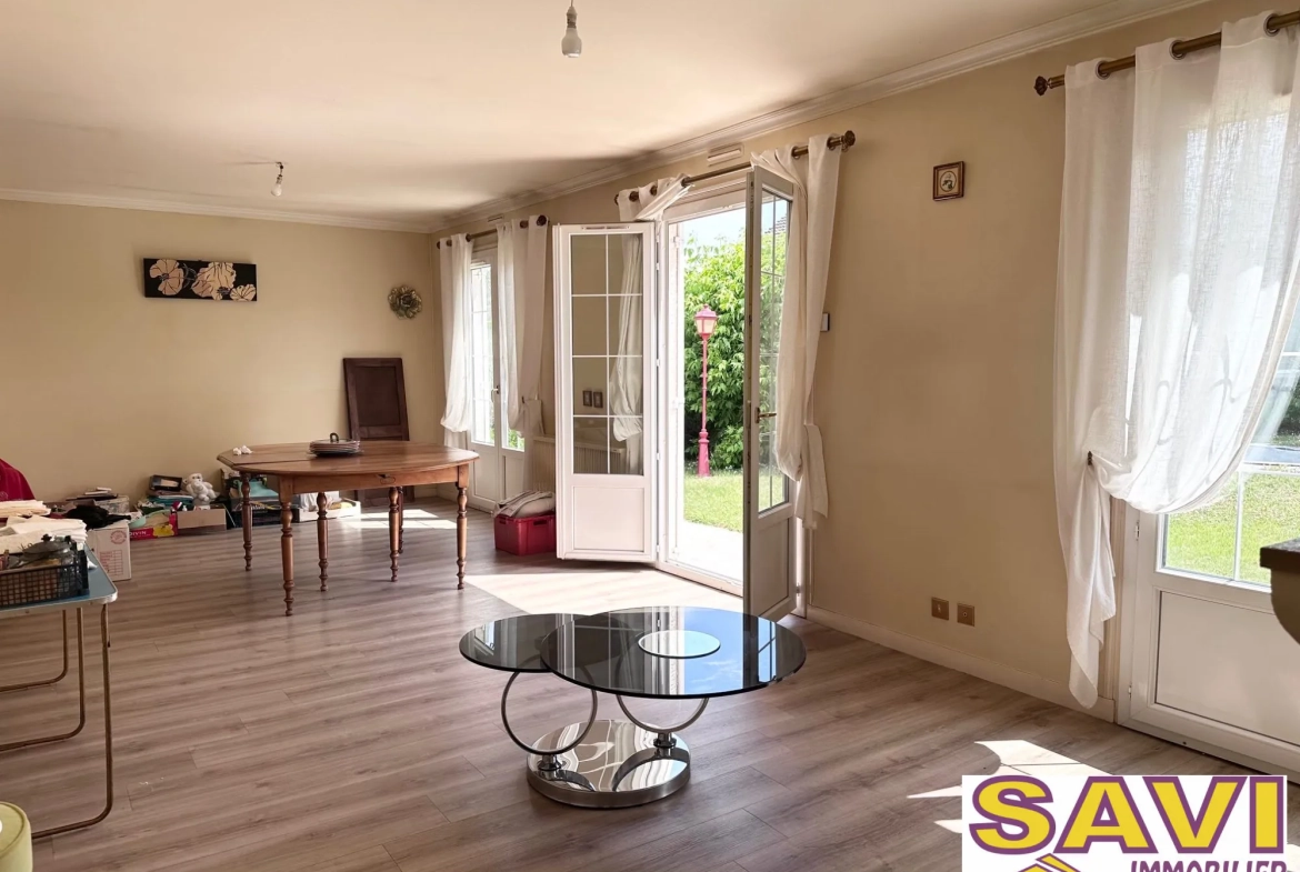 Maison de plain-pied à Ferrières-en-Gâtinais avec jardin et garage 