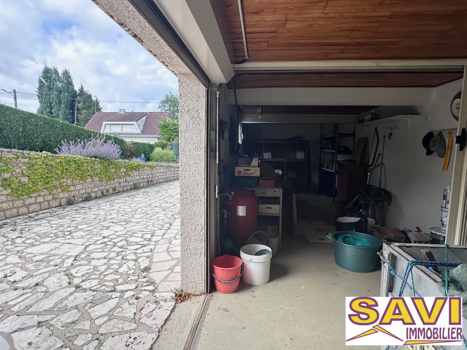 Maison de plain-pied à Ferrières-en-Gâtinais avec jardin et garage 
