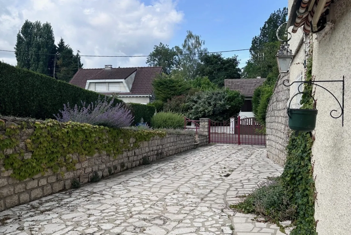 Maison de plain-pied à Ferrières-en-Gâtinais avec jardin et garage 