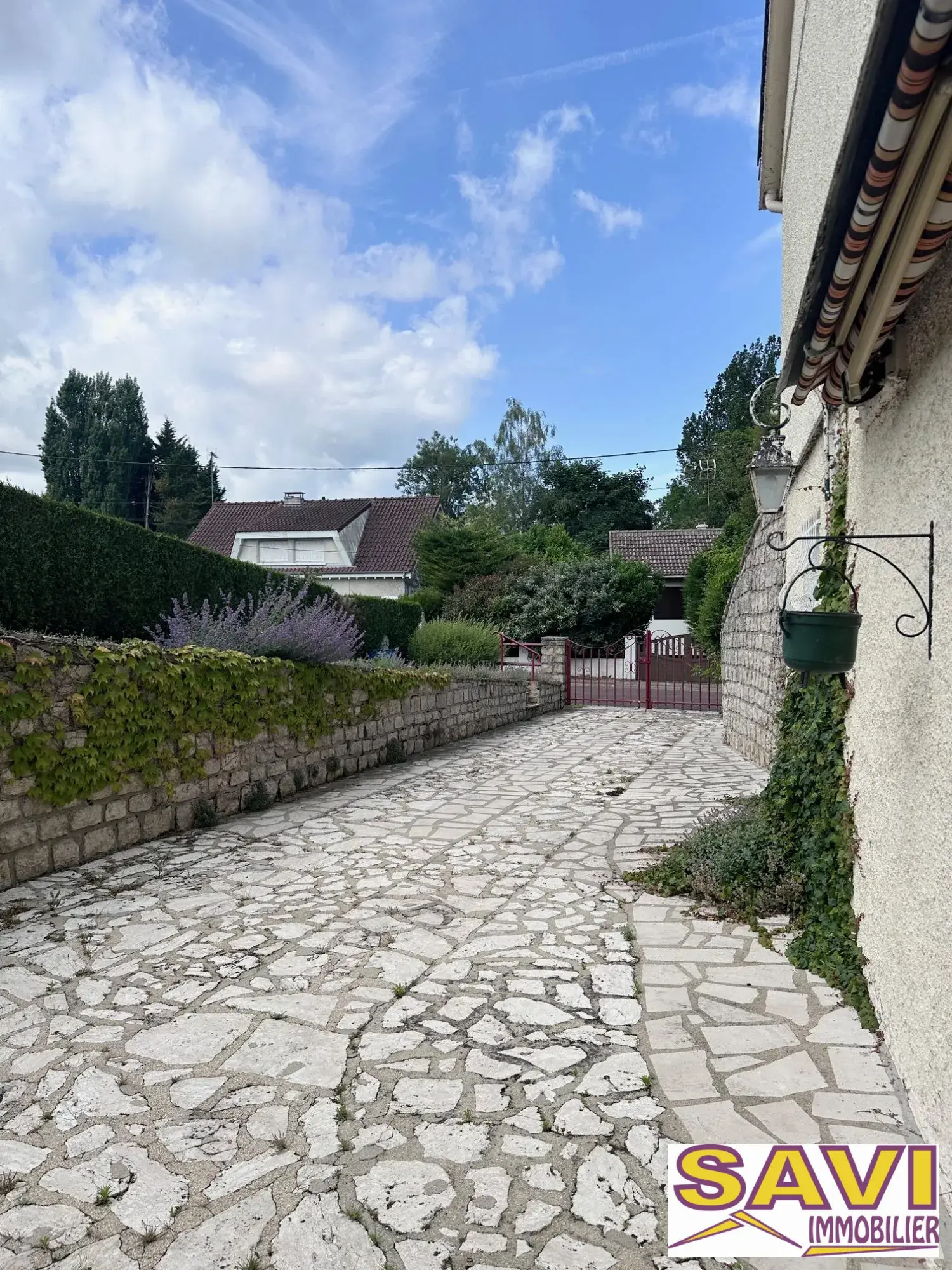 Maison de plain-pied à Ferrières-en-Gâtinais avec jardin et garage 