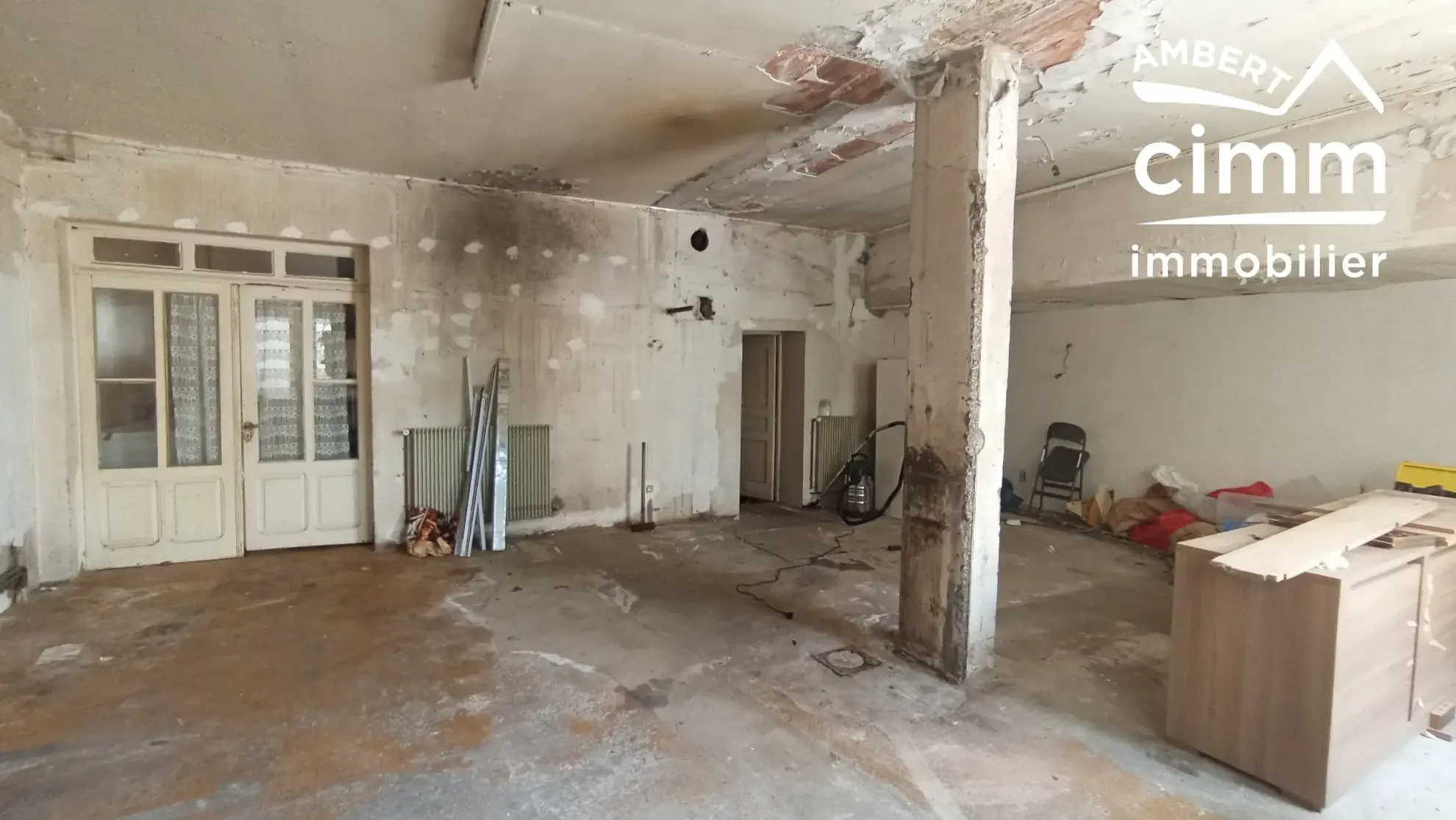 Maison avec commerce et atelier à Vertolaye - Spacieuse et modulable 
