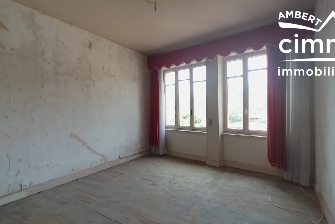 Maison avec commerce et atelier à Vertolaye - Spacieuse et modulable 