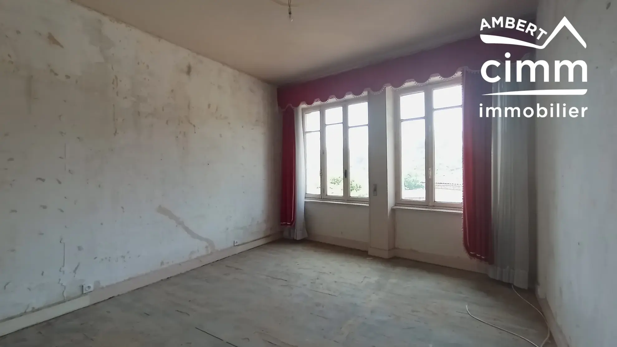 Maison avec commerce et atelier à Vertolaye - Spacieuse et modulable 