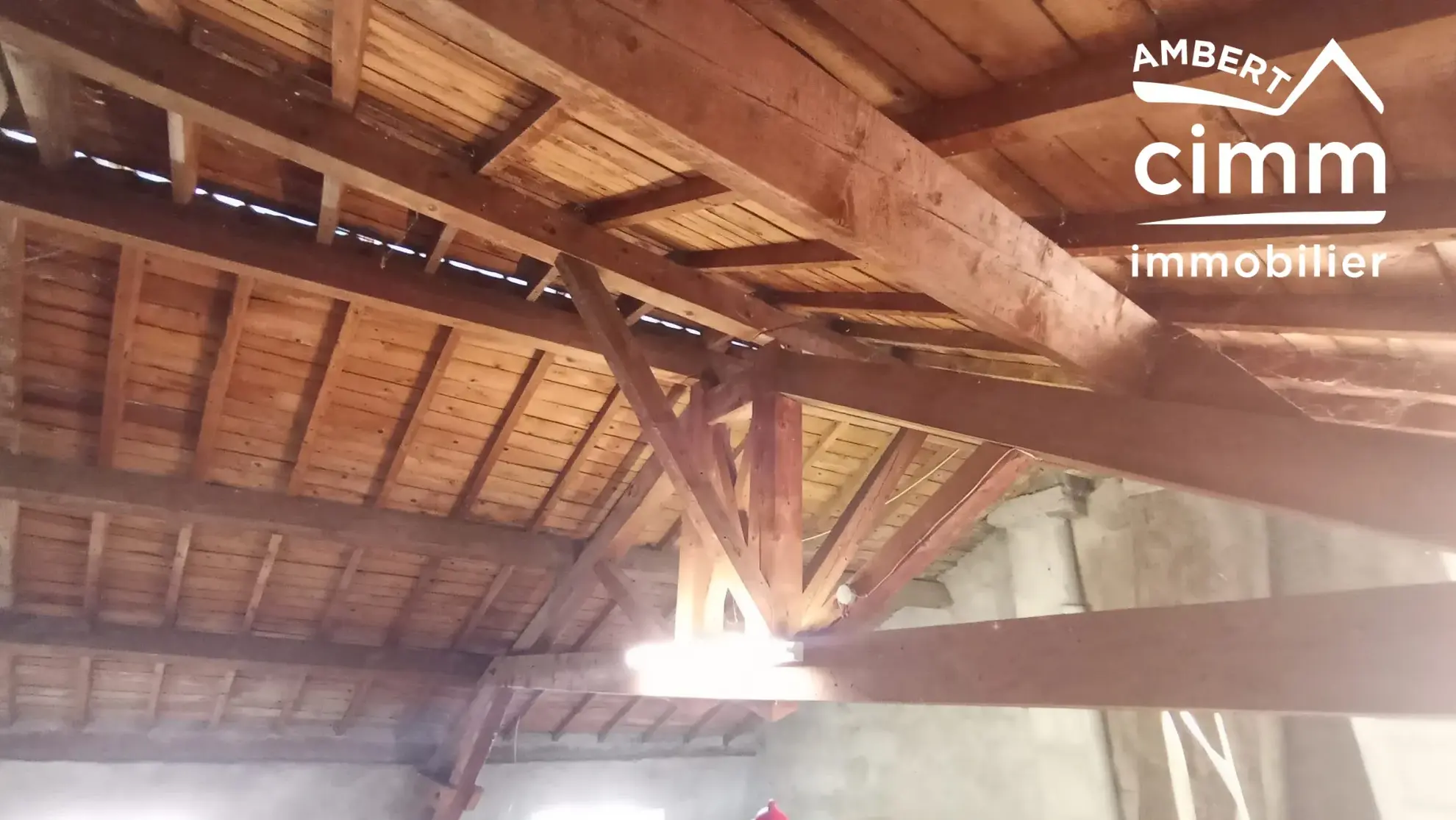 Maison avec commerce et atelier à Vertolaye - Spacieuse et modulable 