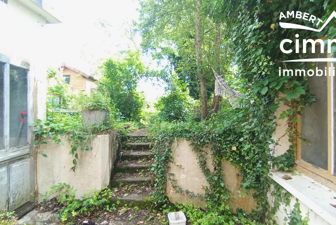 Maison avec commerce et atelier à Vertolaye - Spacieuse et modulable 