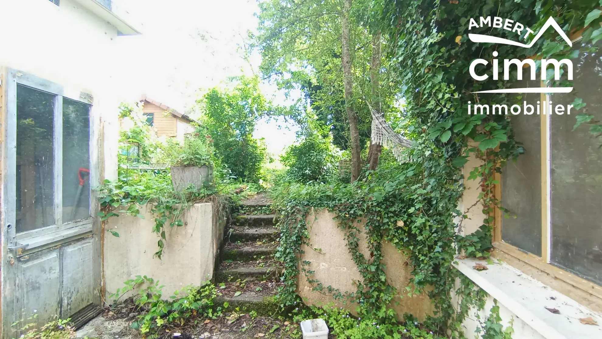 Maison avec commerce et atelier à Vertolaye - Spacieuse et modulable 