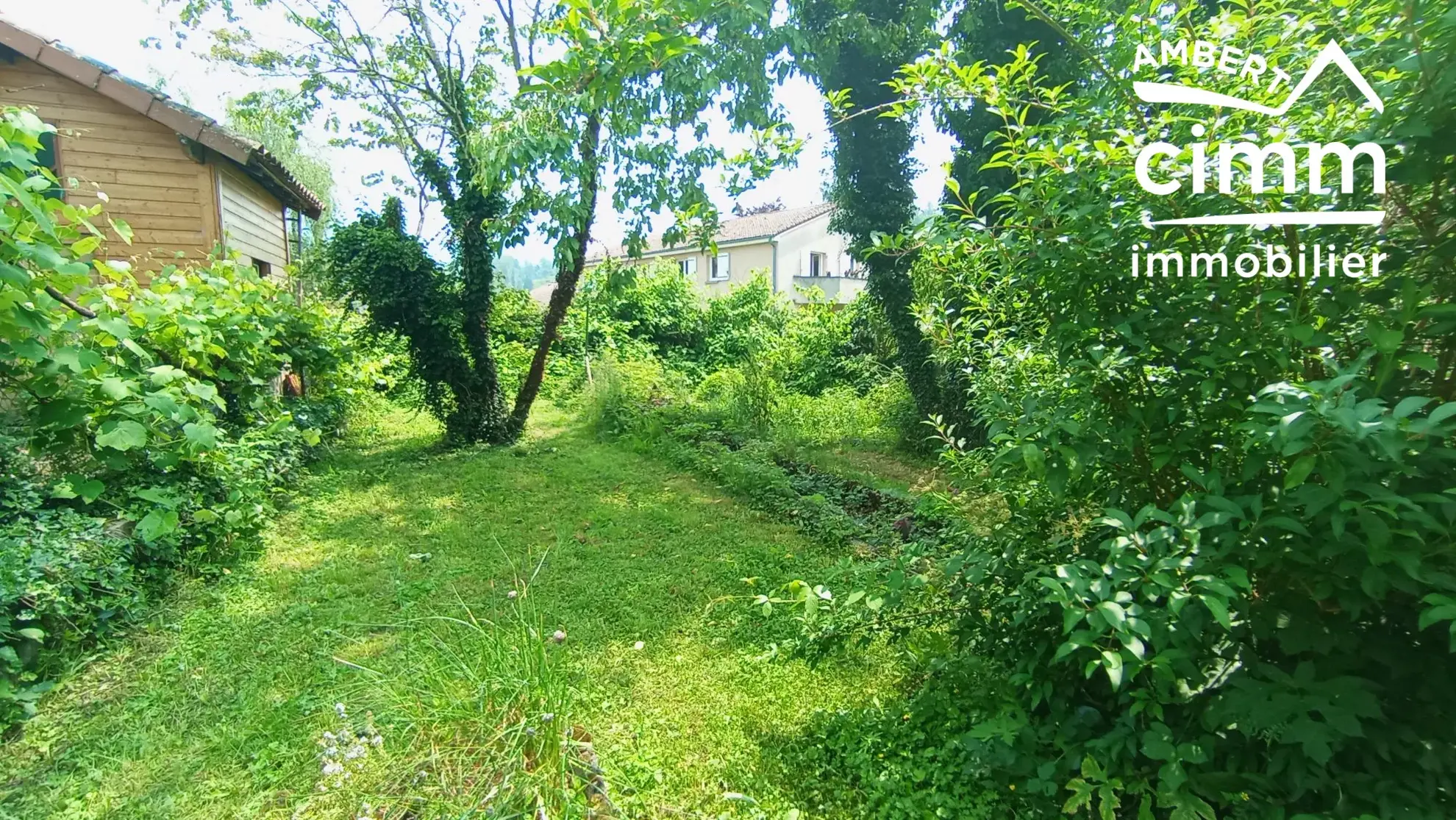 Maison avec commerce et atelier à Vertolaye - Spacieuse et modulable 