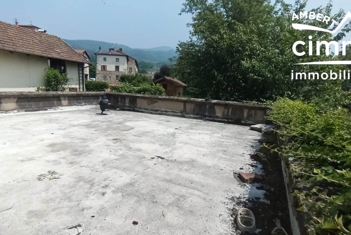 Maison avec commerce et atelier à Vertolaye - Spacieuse et modulable 