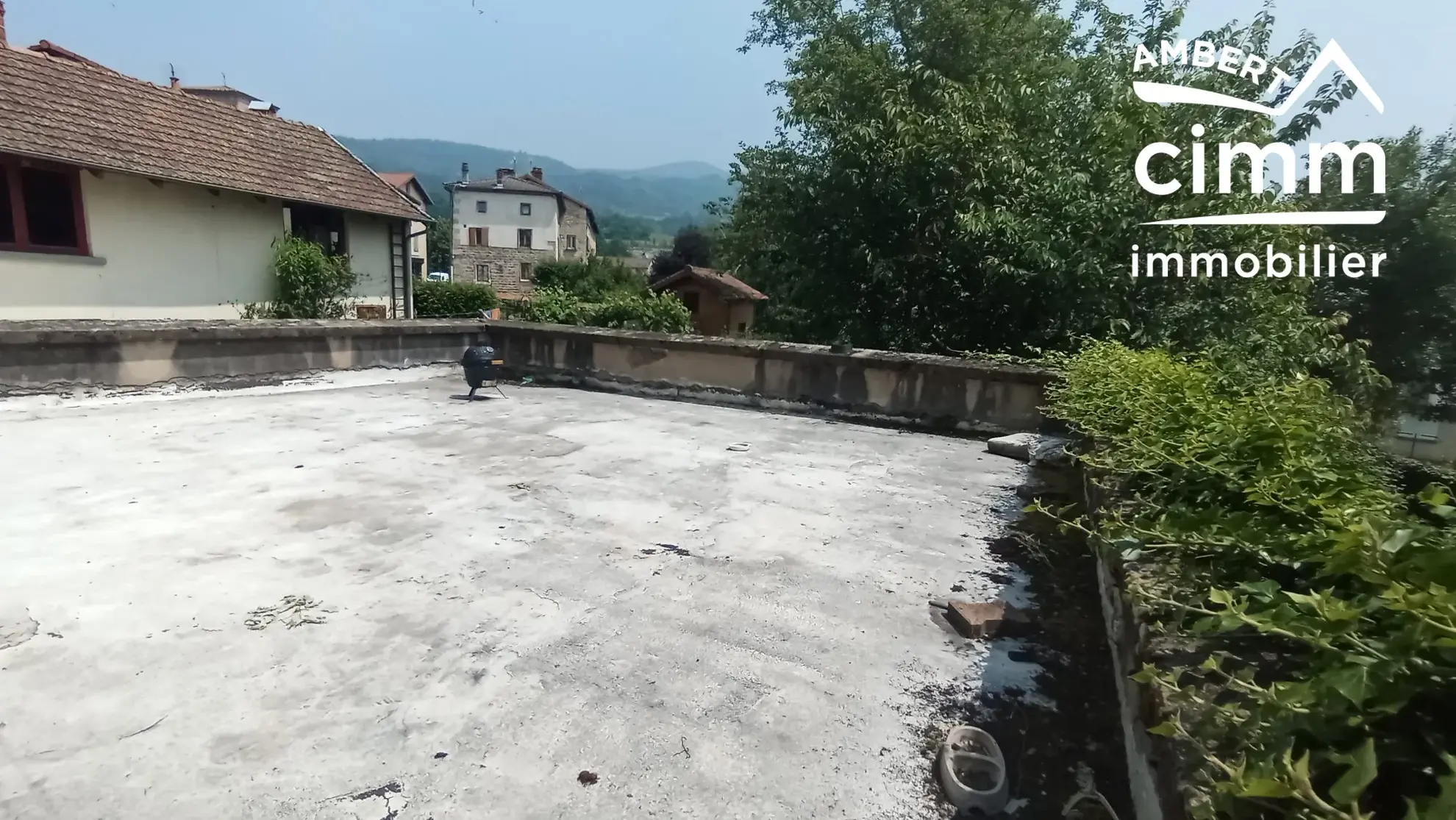 Maison avec commerce et atelier à Vertolaye - Spacieuse et modulable 