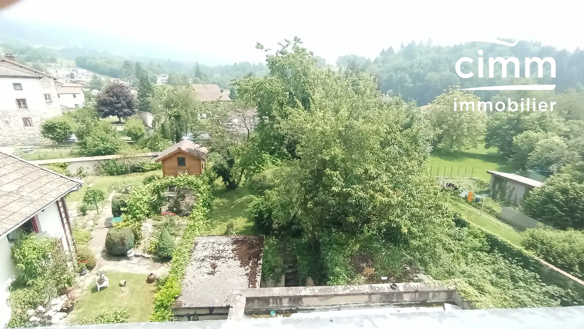Maison avec commerce et atelier à Vertolaye - Spacieuse et modulable 