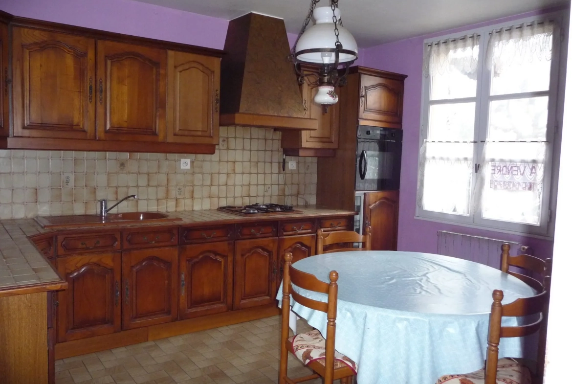 Maison à vendre au centre de La Guerche-de-Bretagne avec dépendance et revenu locatif 