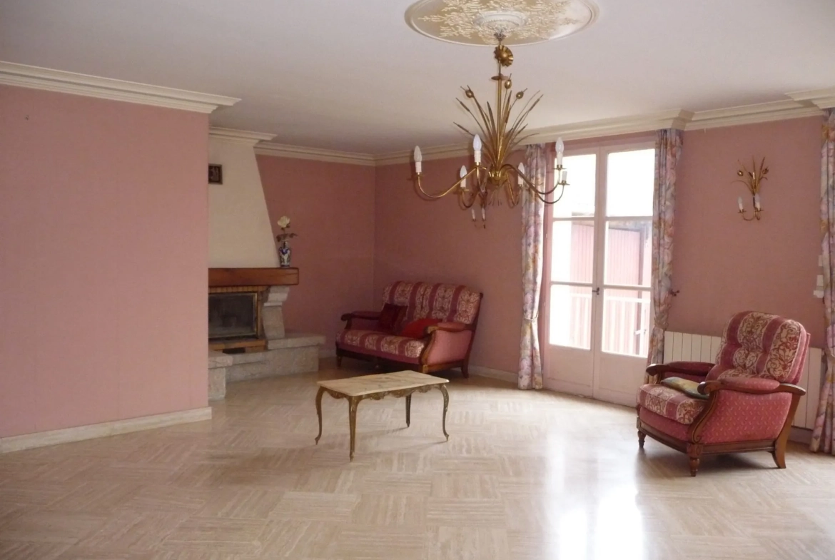 Maison à vendre au centre de La Guerche-de-Bretagne avec dépendance et revenu locatif 