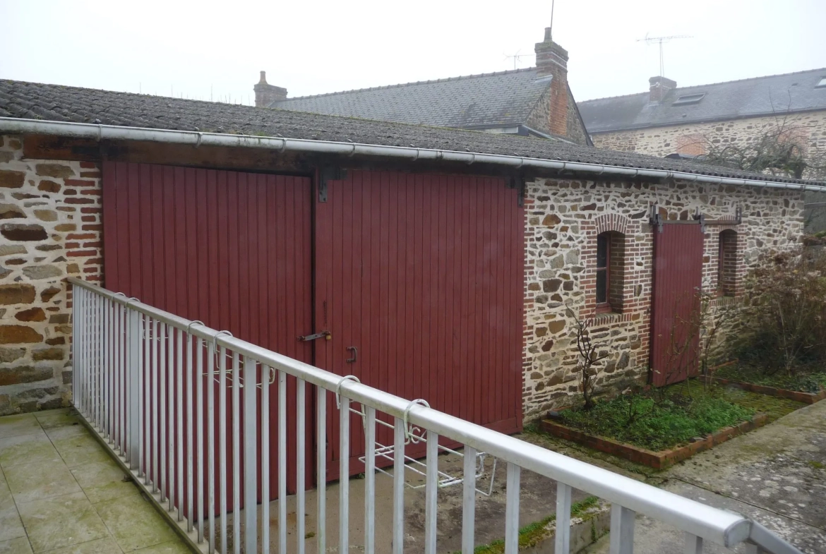 Maison à vendre au centre de La Guerche-de-Bretagne avec dépendance et revenu locatif 