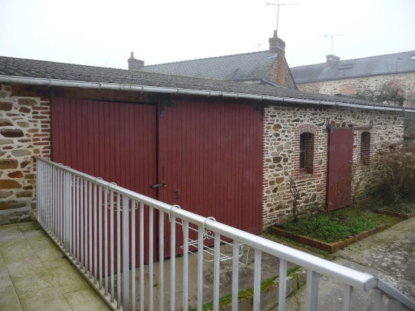 Maison à vendre au centre de La Guerche-de-Bretagne avec dépendance et revenu locatif