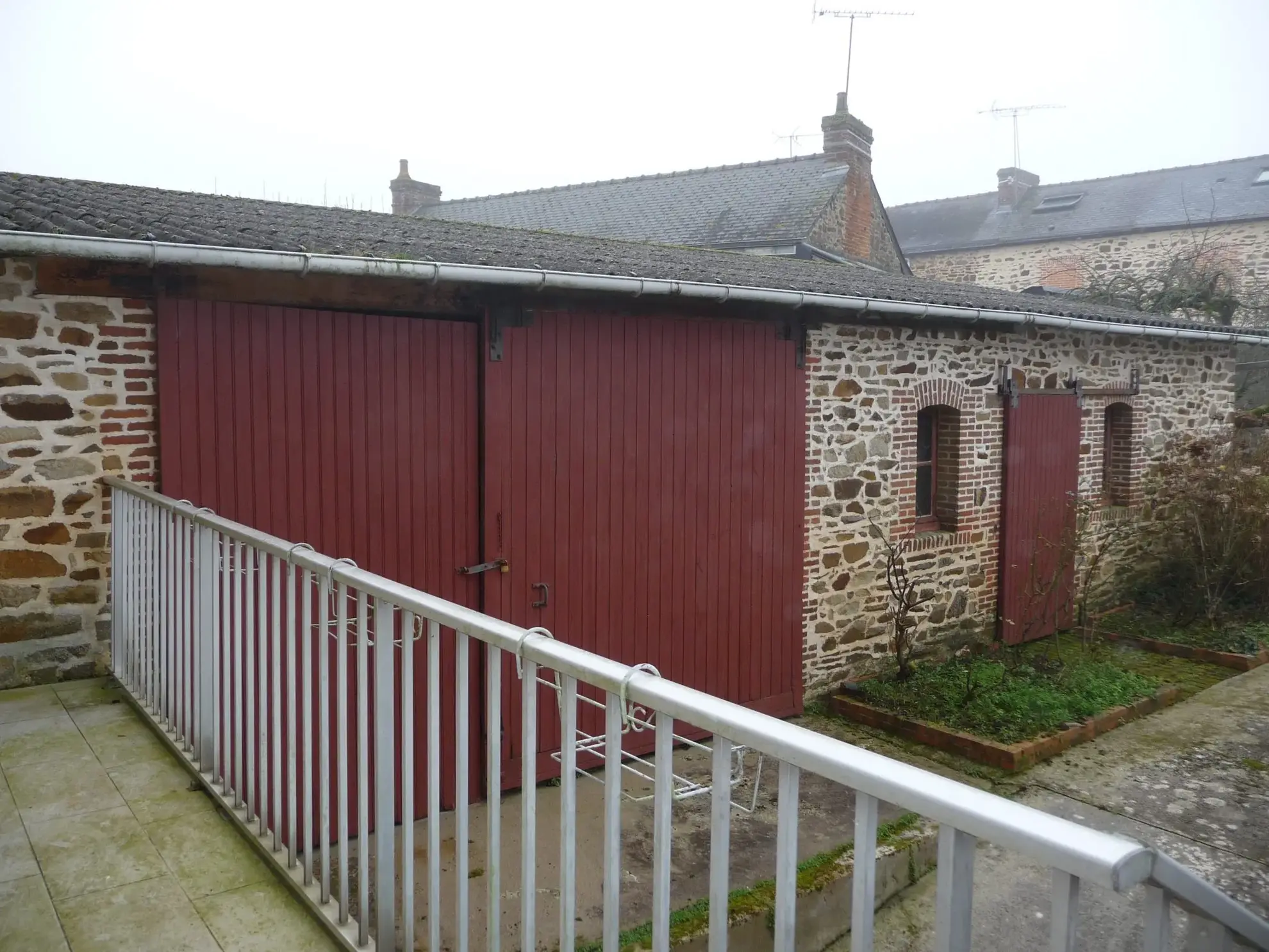Maison à vendre au centre de La Guerche-de-Bretagne avec dépendance et revenu locatif 