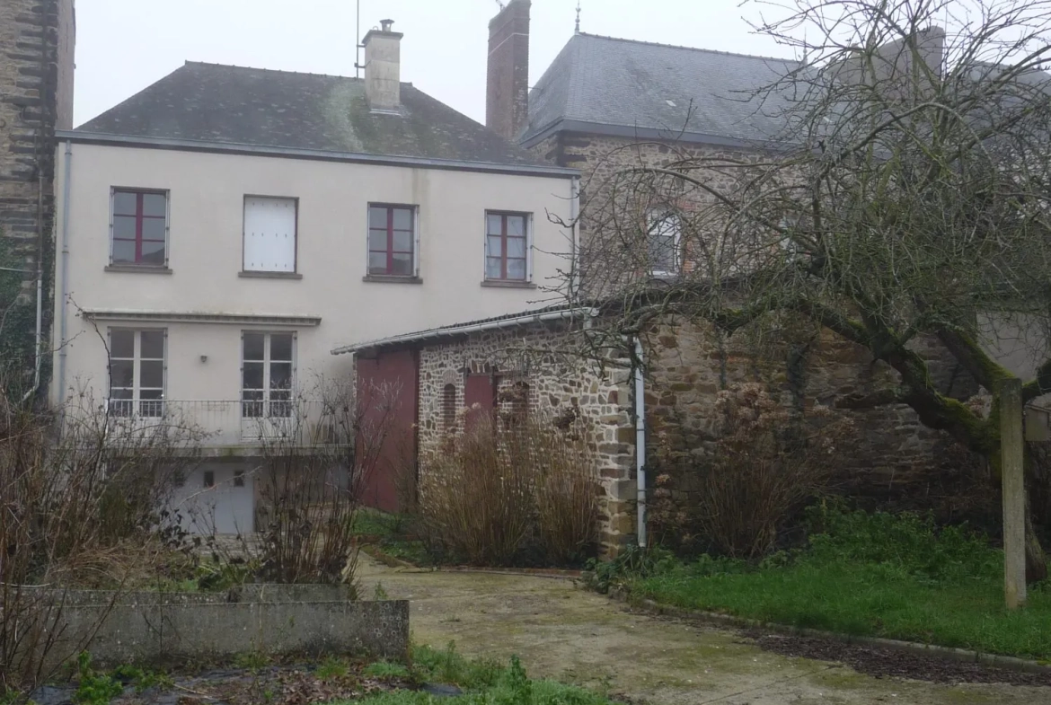 Maison à vendre au centre de La Guerche-de-Bretagne avec dépendance et revenu locatif 