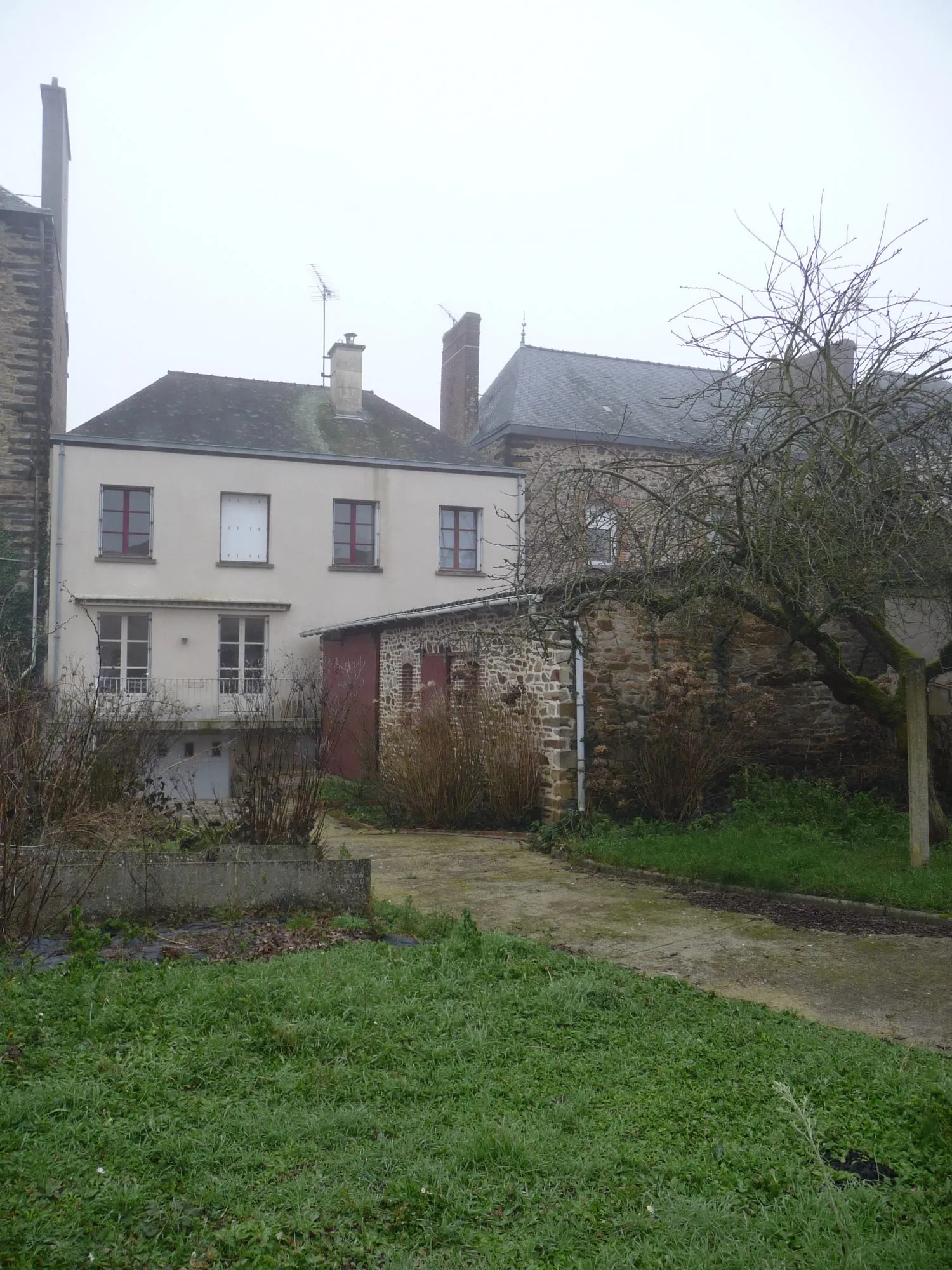 Maison à vendre au centre de La Guerche-de-Bretagne avec dépendance et revenu locatif 