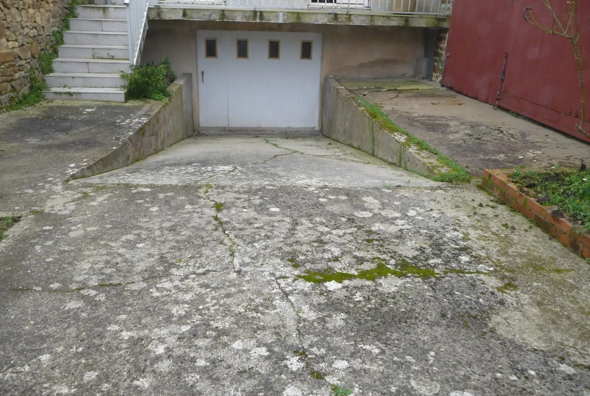 Maison à vendre au centre de La Guerche-de-Bretagne avec dépendance et revenu locatif 