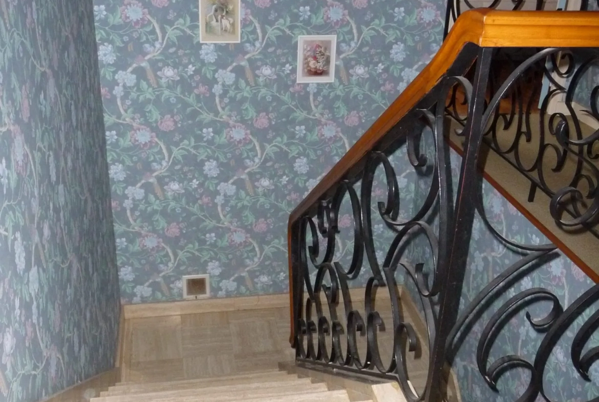 Maison à vendre au centre de La Guerche-de-Bretagne avec dépendance et revenu locatif 