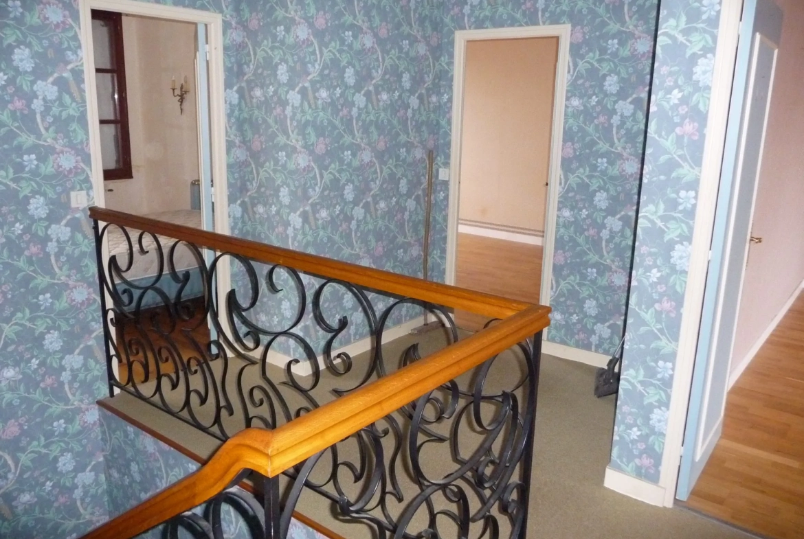 Maison à vendre au centre de La Guerche-de-Bretagne avec dépendance et revenu locatif 