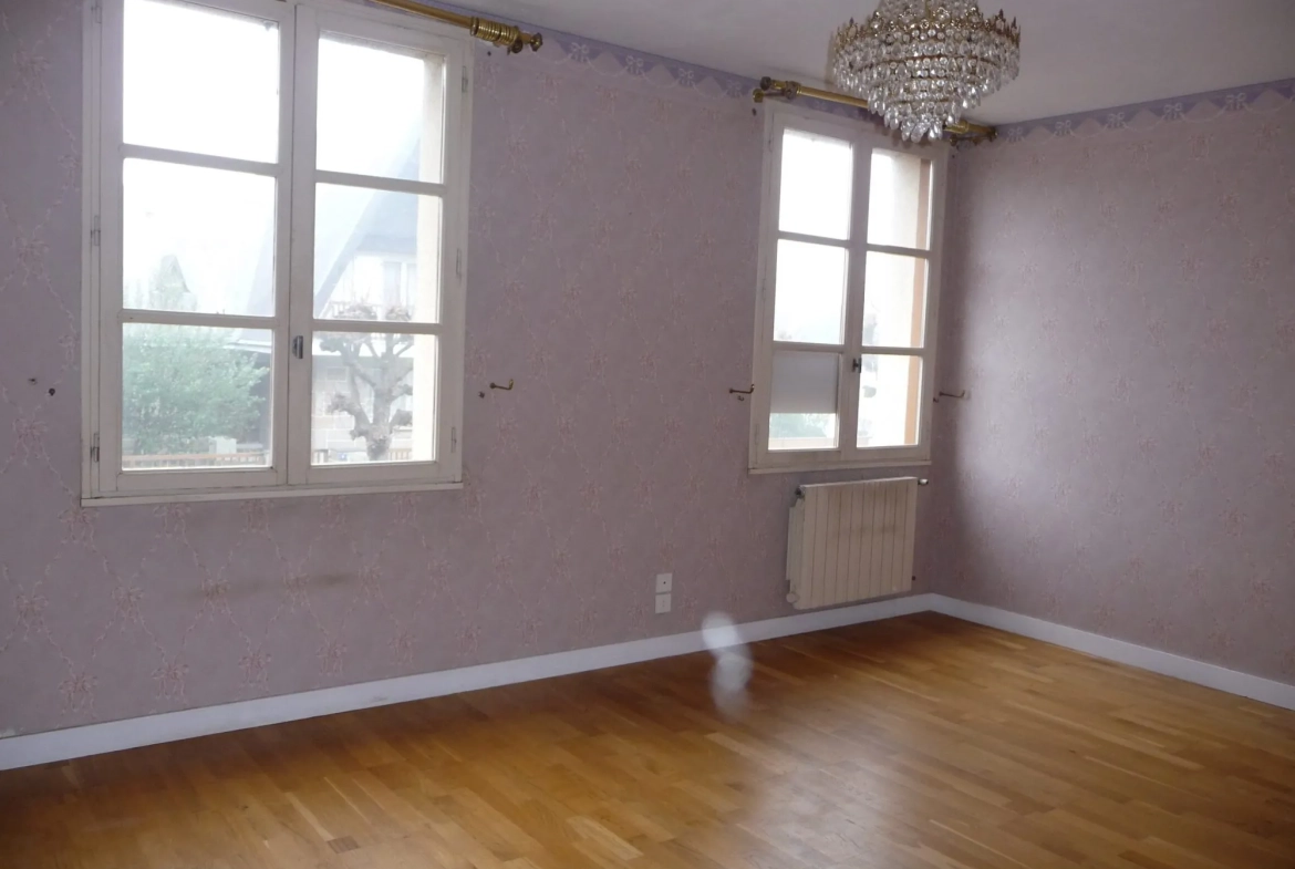 Maison à vendre au centre de La Guerche-de-Bretagne avec dépendance et revenu locatif 