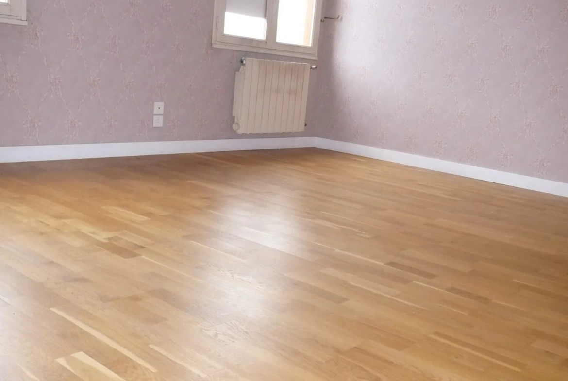 Maison à vendre au centre de La Guerche-de-Bretagne avec dépendance et revenu locatif 