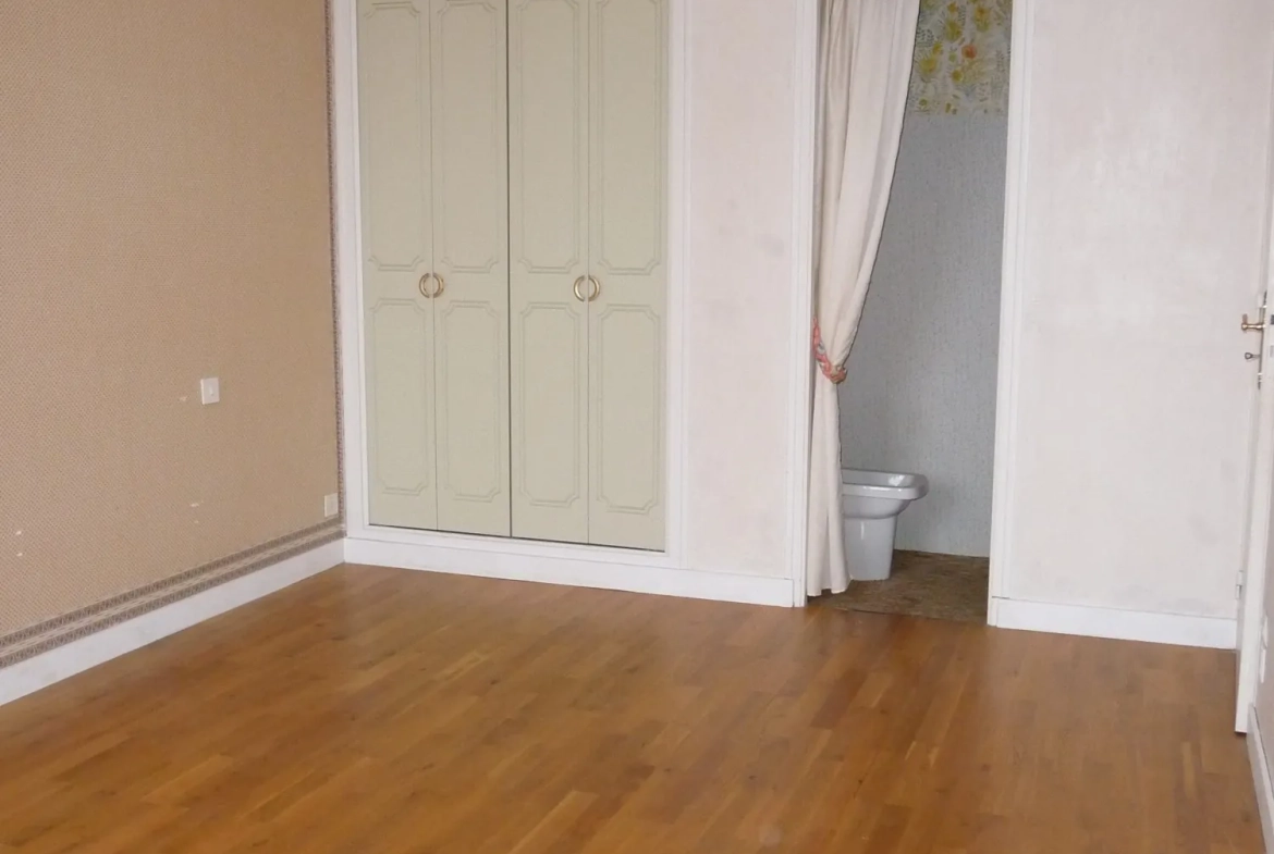 Maison à vendre au centre de La Guerche-de-Bretagne avec dépendance et revenu locatif 
