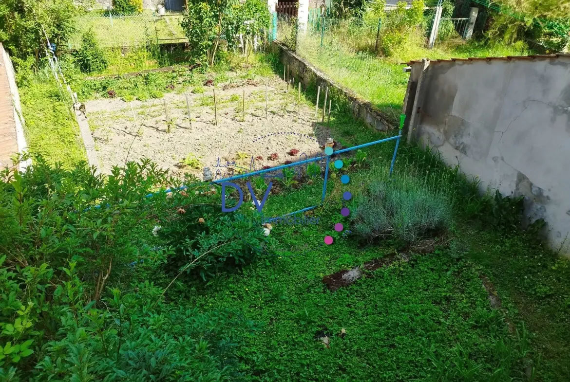 Maison à rénover avec jardin à Amplepuis, proche gare SNCF 