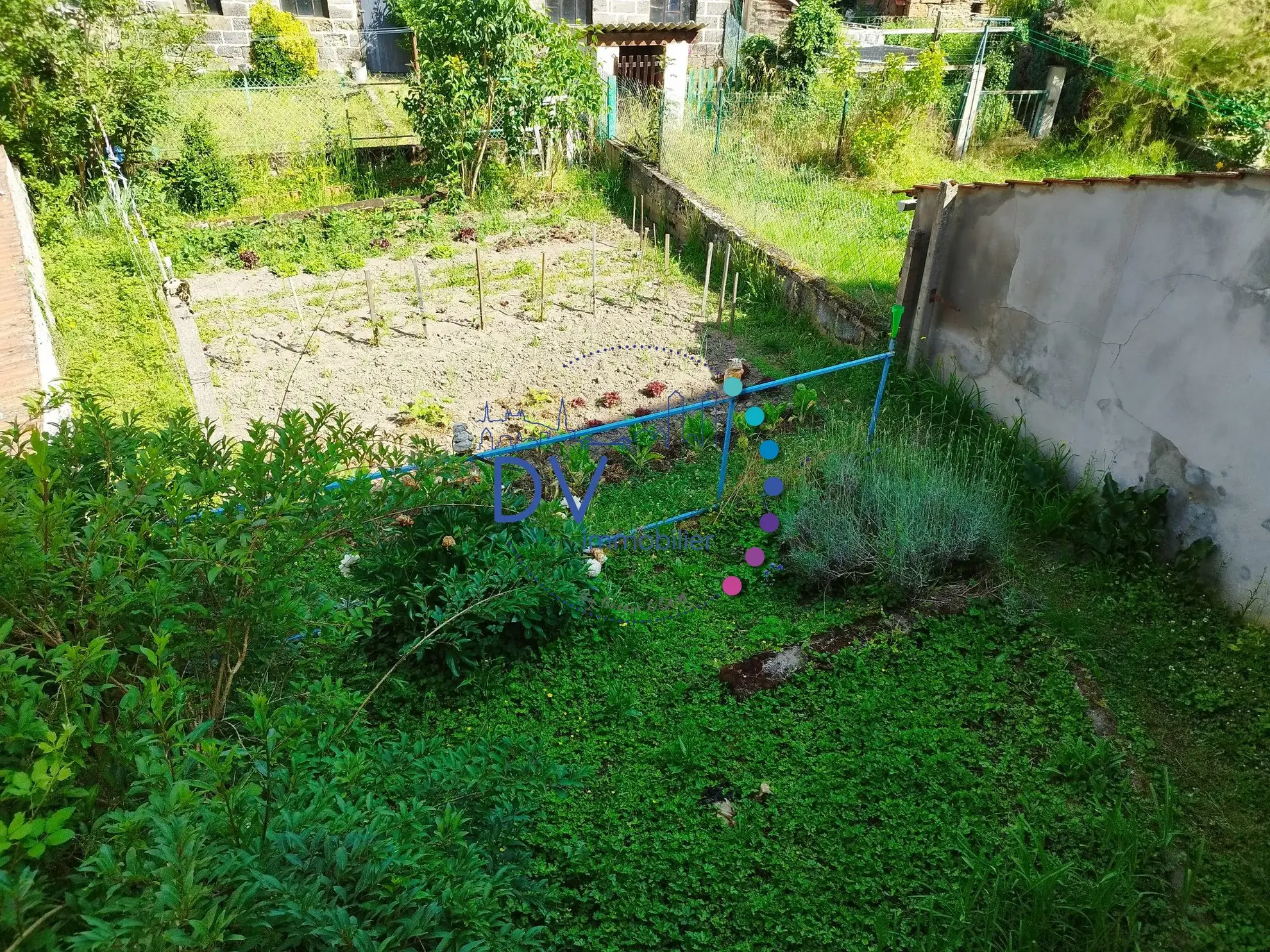 Maison à rénover avec jardin à Amplepuis, proche gare SNCF 