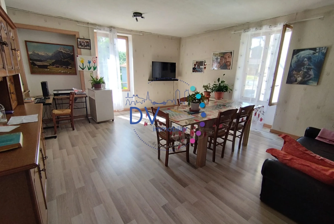 Maison à rénover avec jardin à Amplepuis, proche gare SNCF 