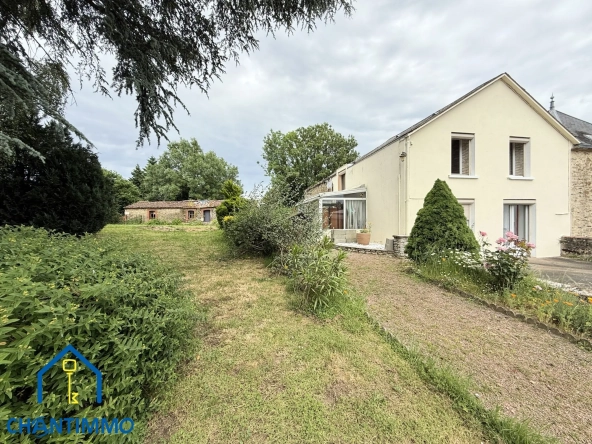 Charmante maison à vendre à La Châtaigneraie avec 3 chambres, terrain arboré de 1444 m² et équipements modernes