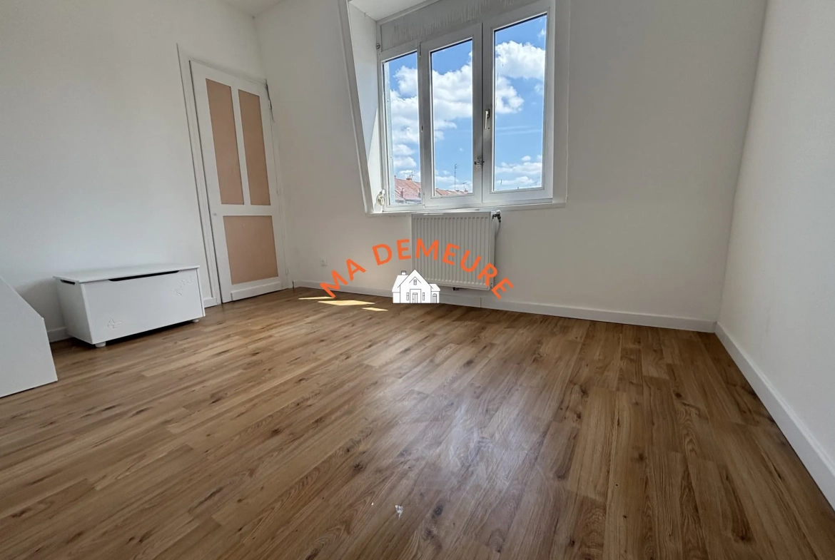 Maison rénovée de 88 m² avec terrasse et jardin à Lys-Lez-Lannoy 