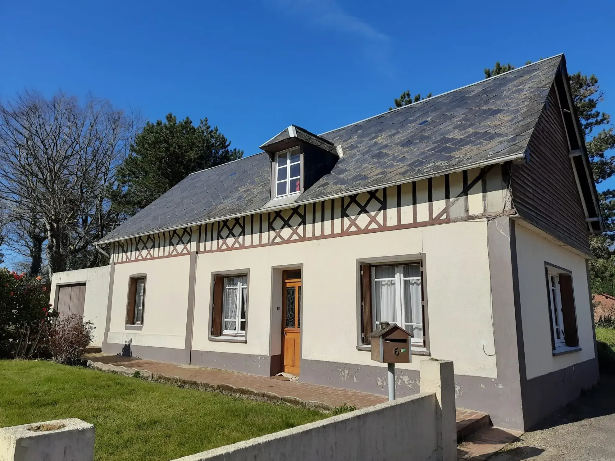 Longère à rénover en Normandie à 3 km des plages avec garage et cave - Terrain de 583 m² 