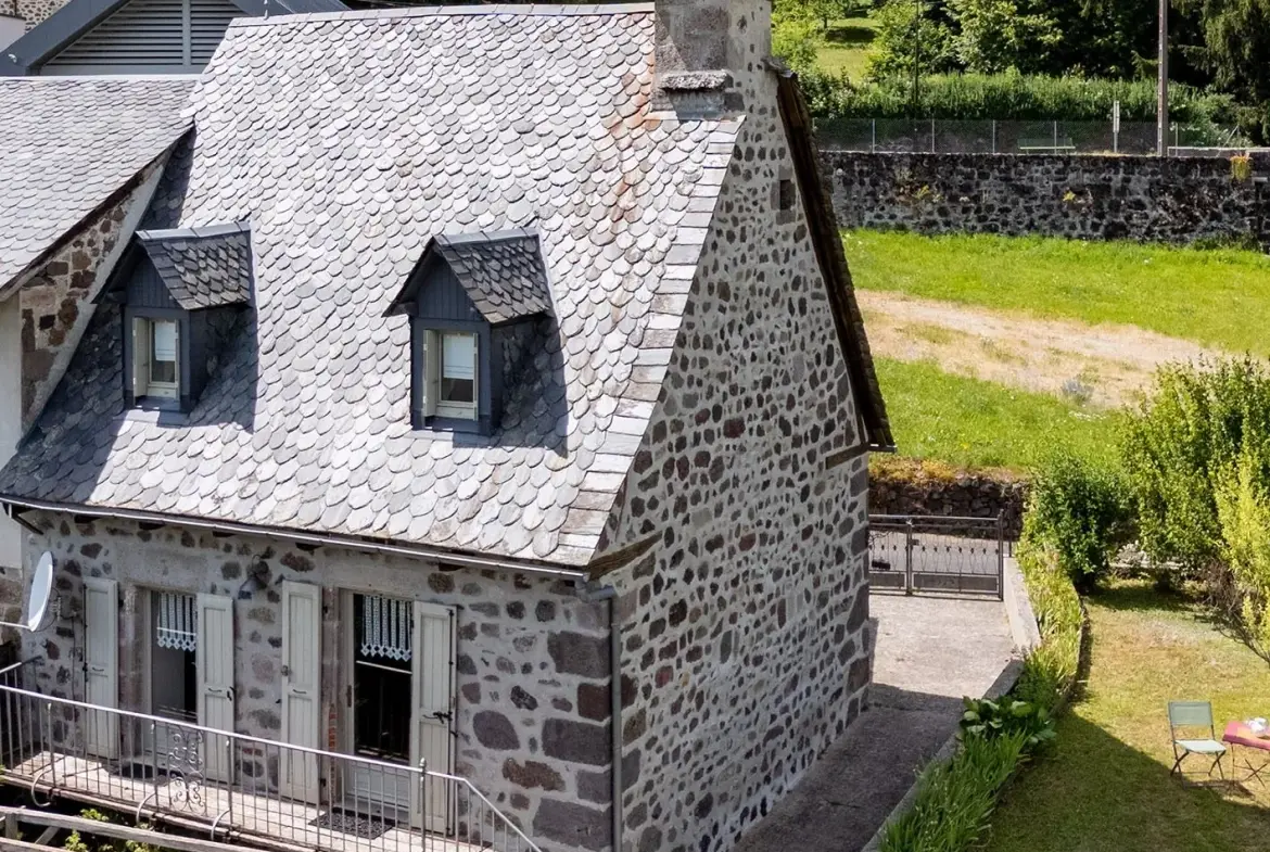 Belle maison de campagne rénovée avec jardin à Thiezac - Charme et authenticité 