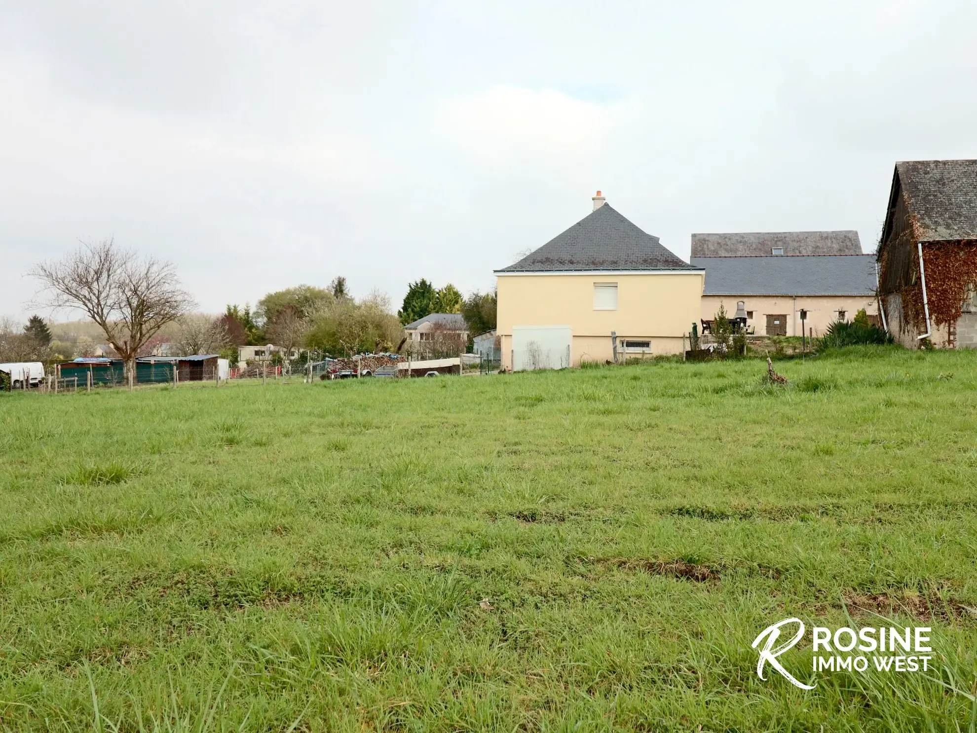 Terrain constructible viabilisé à Fontaine Guérin, idéal pour votre projet immobilier 