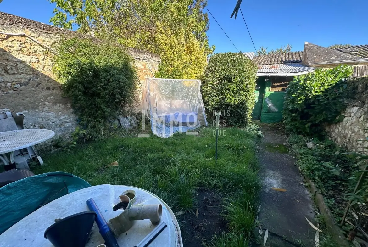 Maison à rénover avec jardin au centre du Lude, potentiel locatif de 7 % 