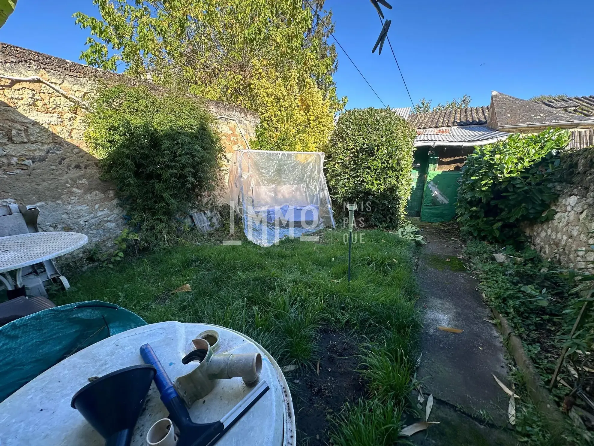 Maison à rénover avec jardin au centre du Lude, potentiel locatif de 7 % 