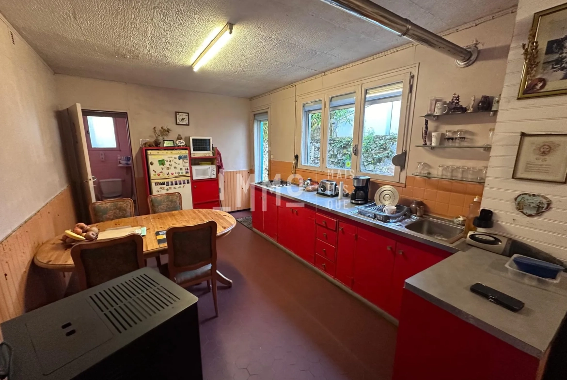 Maison à rénover avec jardin au centre du Lude, potentiel locatif de 7 % 