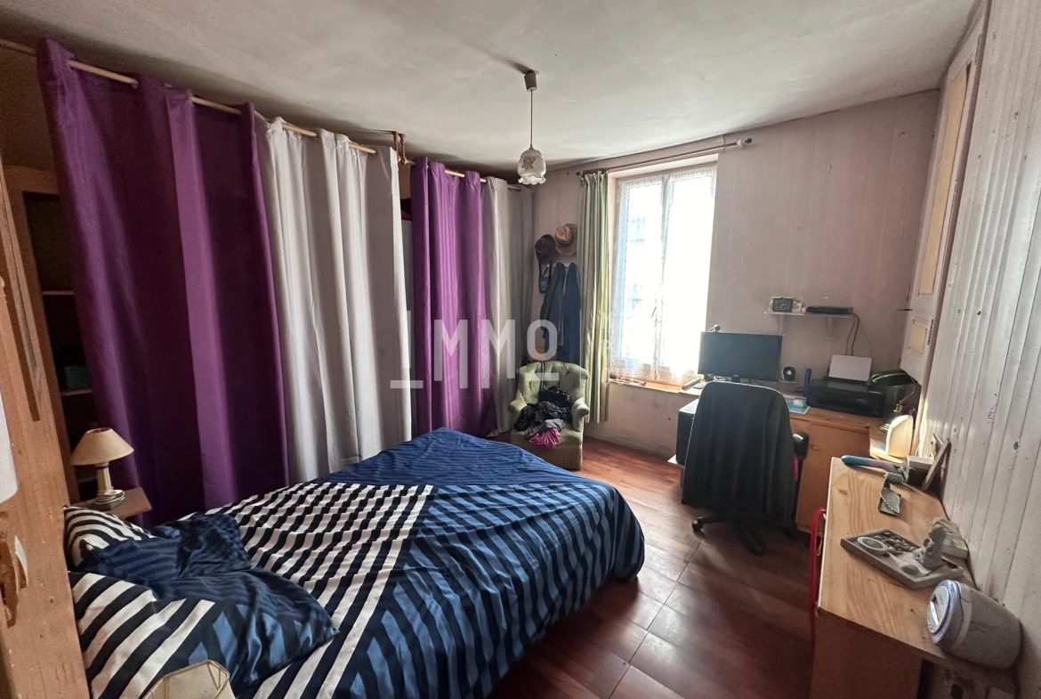Maison à rénover avec jardin au centre du Lude, potentiel locatif de 7 % 