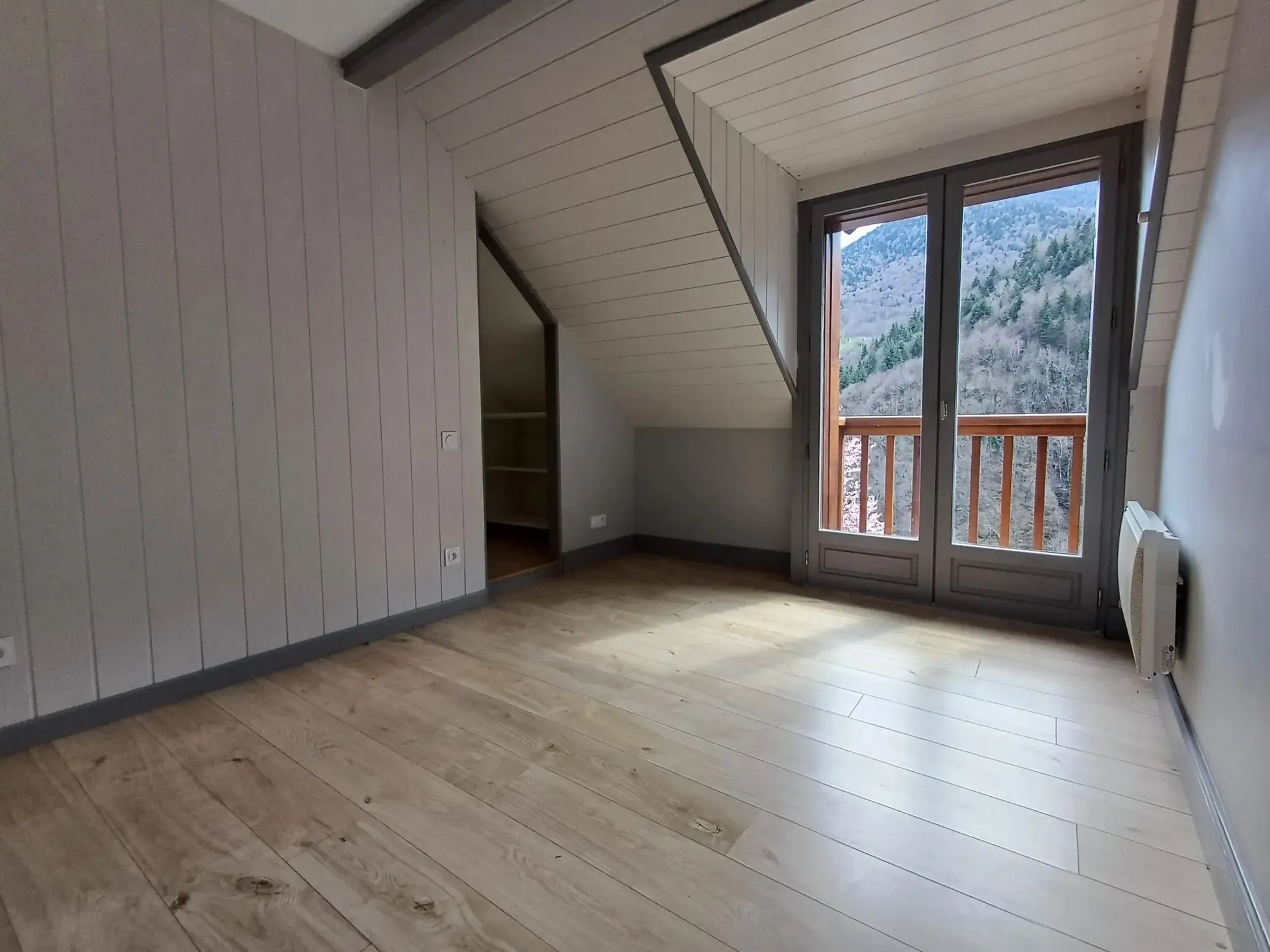 Appartement T3 rénové avec balcon et vue montagne à Cazarilh-Laspènes 