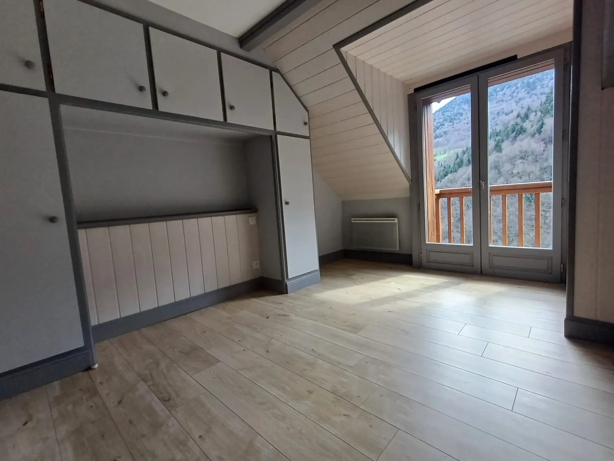 Appartement T3 rénové avec balcon et vue montagne à Cazarilh-Laspènes 