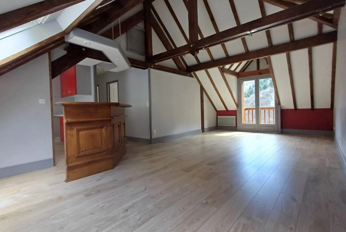 Appartement T3 rénové avec balcon et vue montagne à Cazarilh-Laspènes 