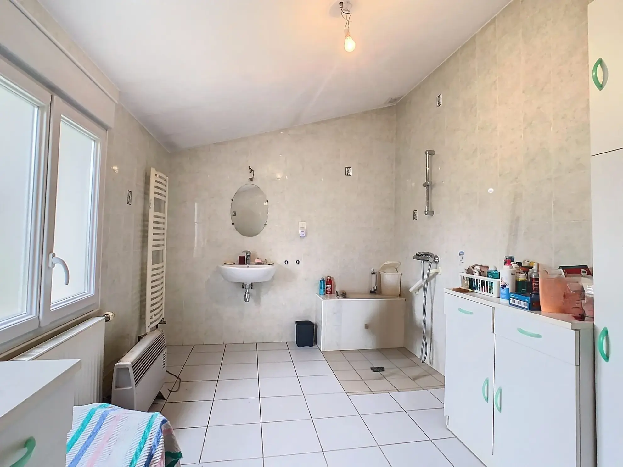 Charming Rural House for Renovation in Richebourg – Great Potential for Family Living 