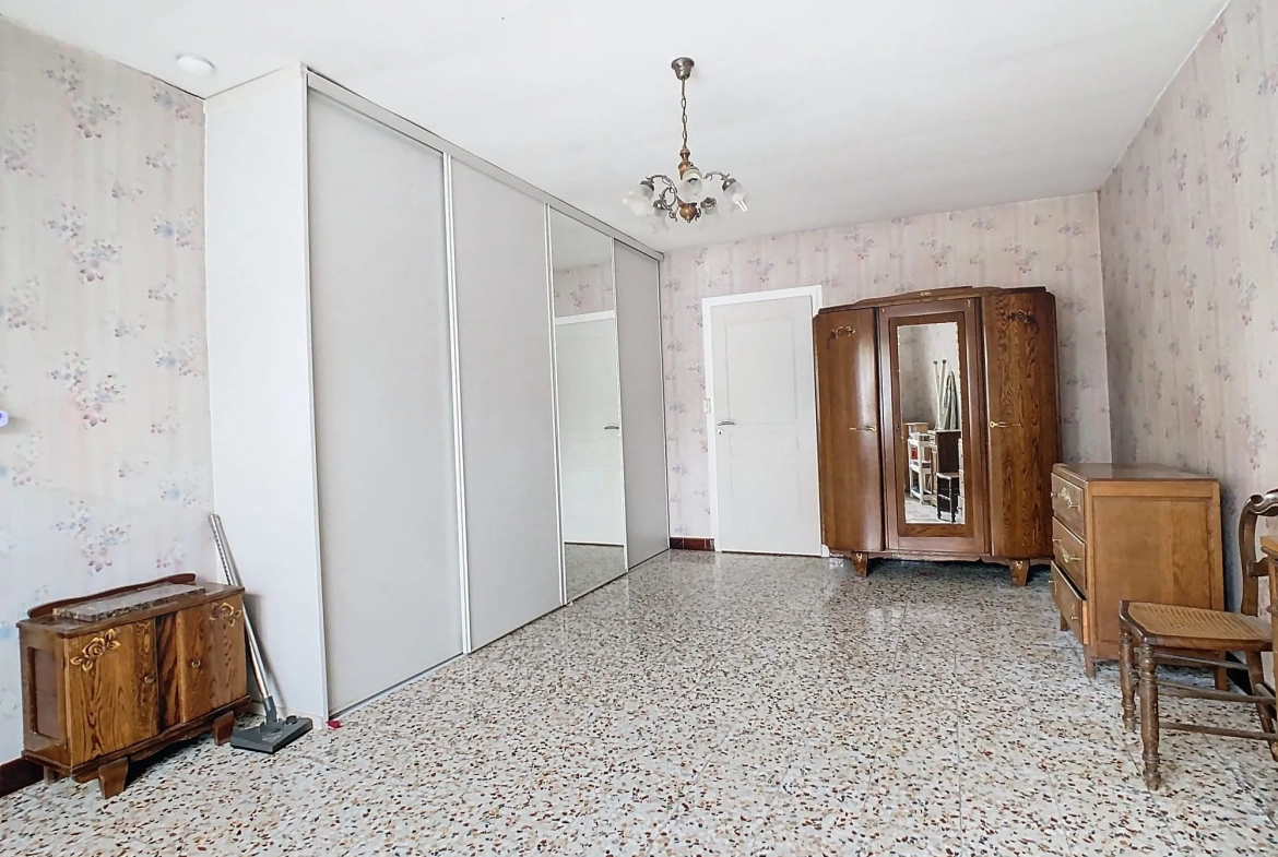 Charming Rural House for Renovation in Richebourg – Great Potential for Family Living 