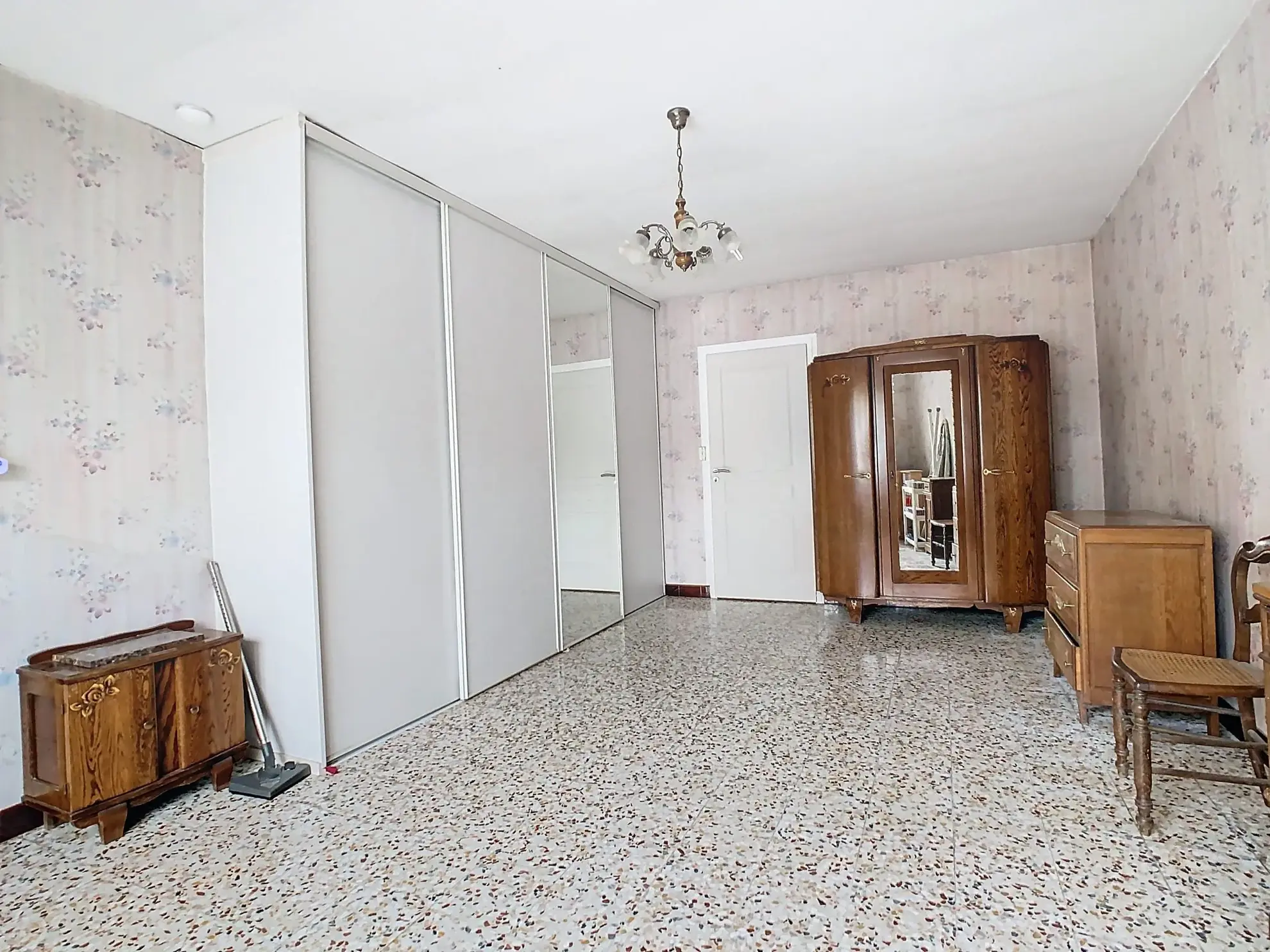 Charming Rural House for Renovation in Richebourg – Great Potential for Family Living 