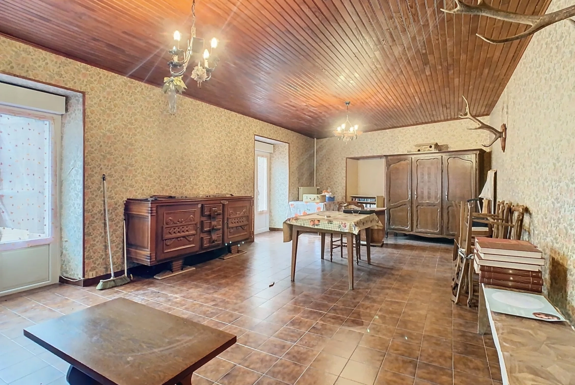 Charming Rural House for Renovation in Richebourg – Great Potential for Family Living 