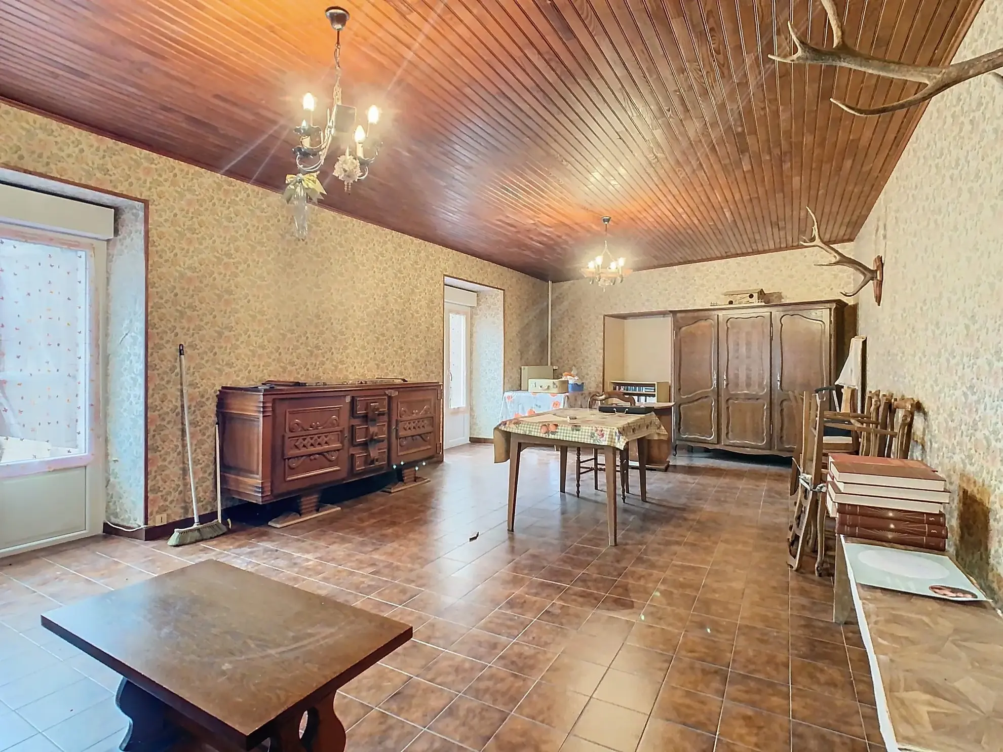 Charming Rural House for Renovation in Richebourg – Great Potential for Family Living 