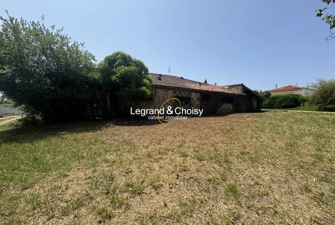 Grande grange mitoyenne à rénover avec jardin à Villeneuve-sur-Lot 