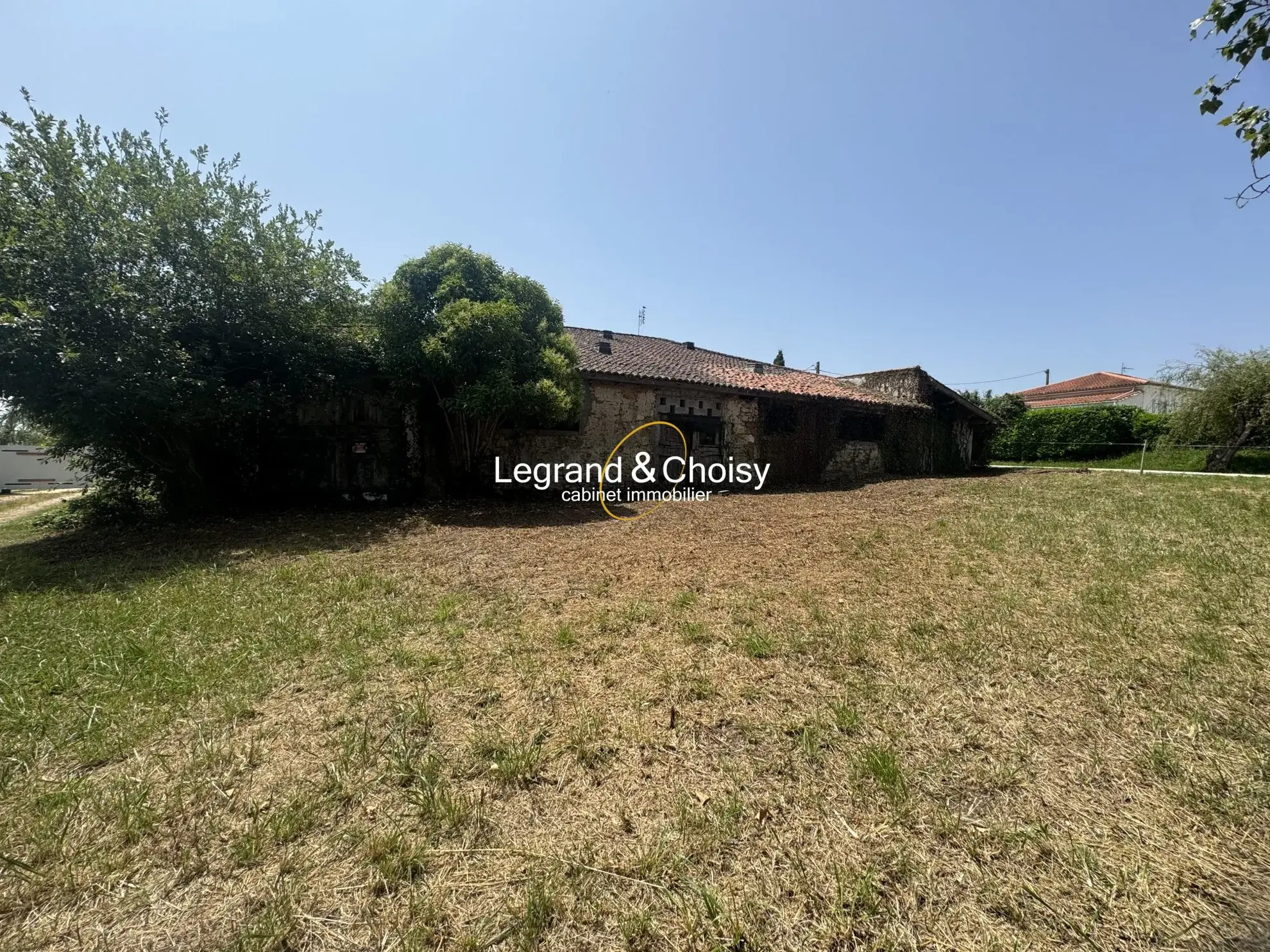 Grande grange mitoyenne à rénover avec jardin à Villeneuve-sur-Lot 
