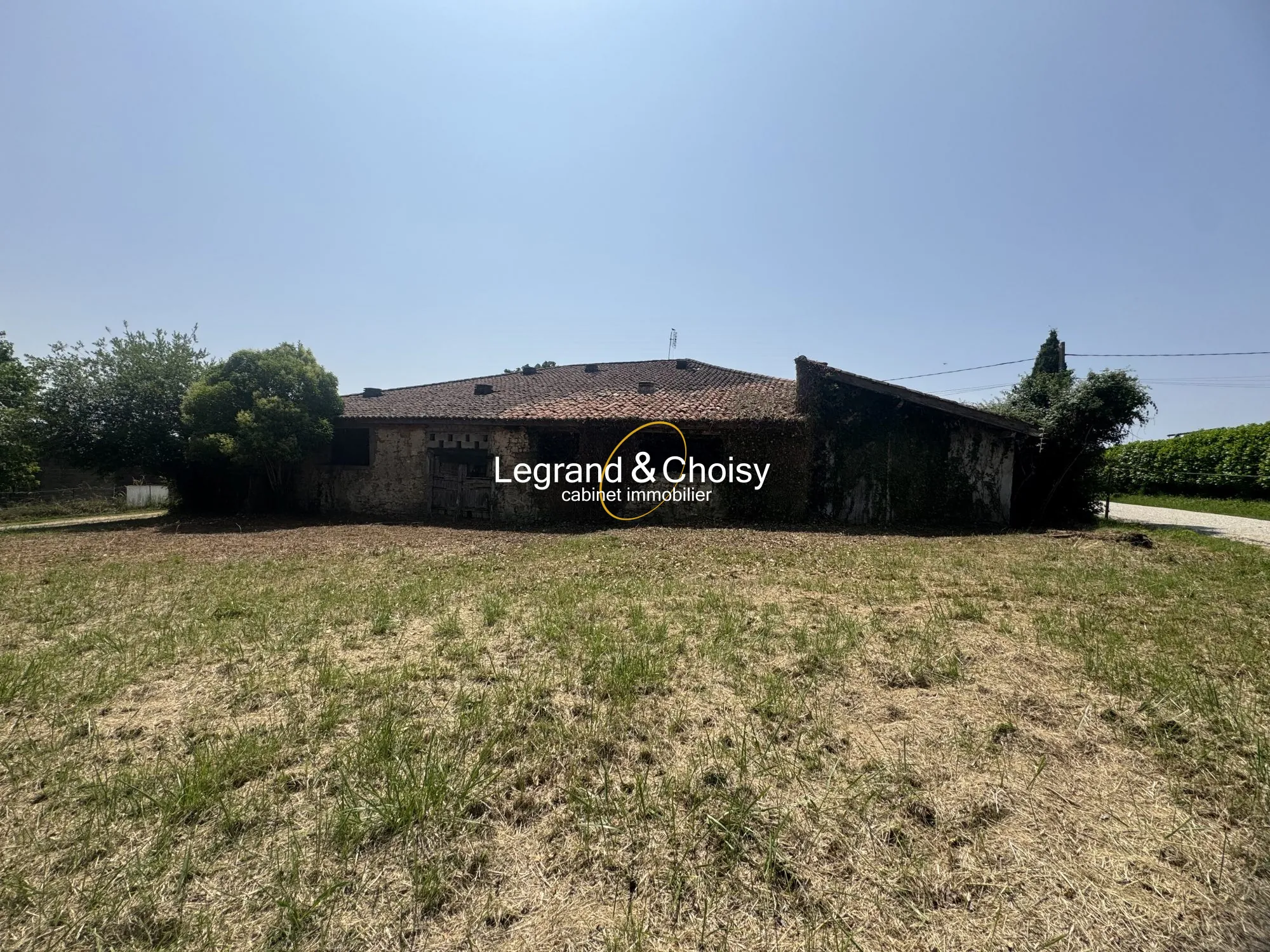 Grande grange mitoyenne à rénover avec jardin à Villeneuve-sur-Lot 